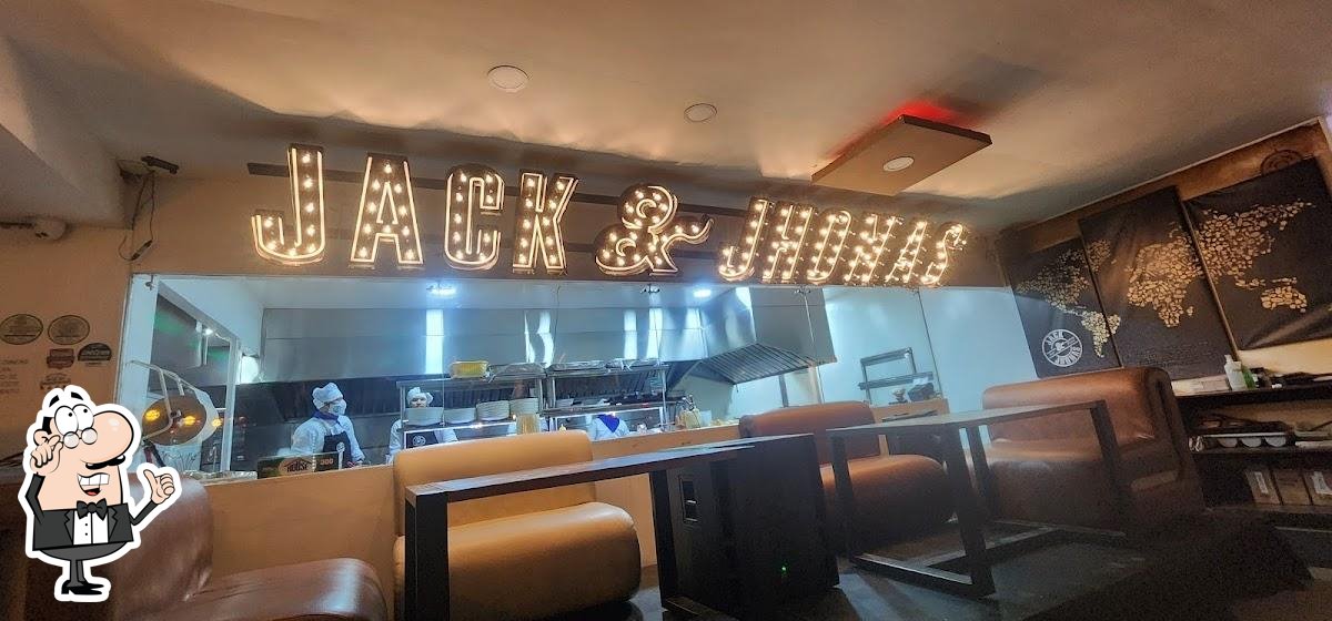 Letrero de neón Jack & Jhonas sobre la ventana de la cocina abierta